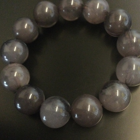 UV reactive grey lucite beaded stretch bracelet - Picture 5 of 7